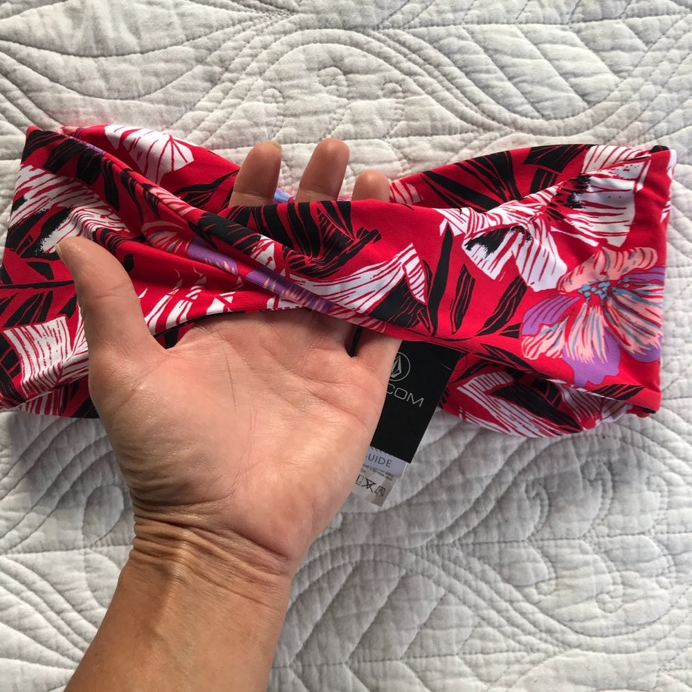 NWT!! VOLCOM REVERSABLE BIKINI TOP❤️ - Picture 3 of 8